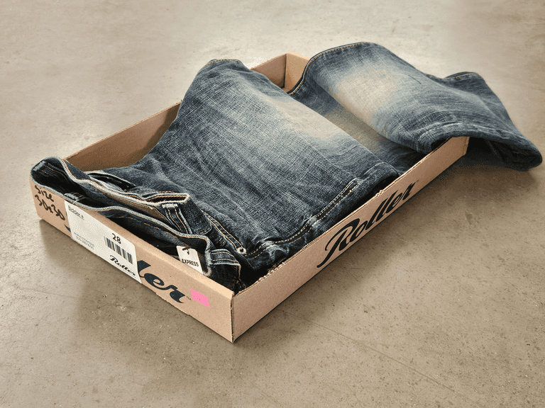 Express Jeans Kingston Classic Fit Tapered Leg 30 x 30 - Roller Auctions