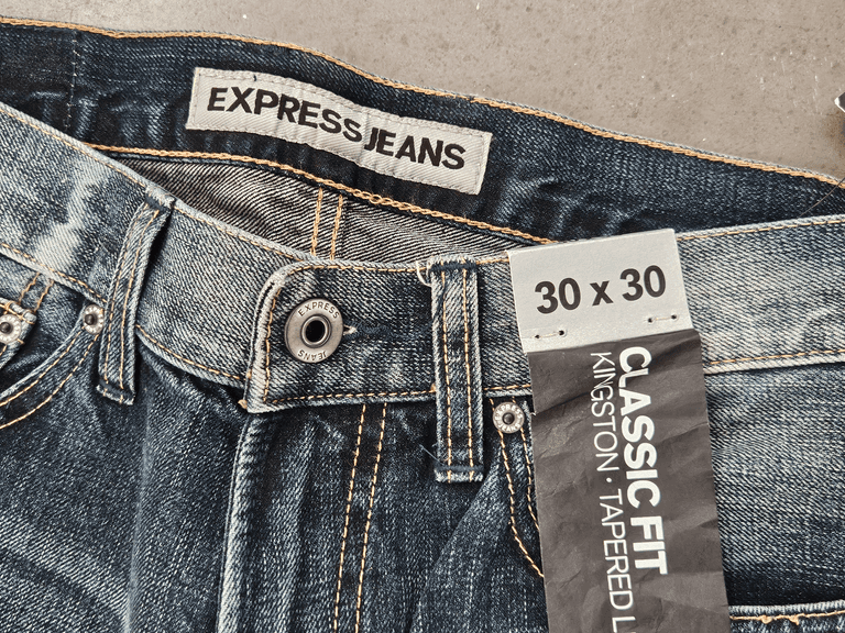 Express Jeans Kingston Classic Fit Tapered Leg 30 x 30 - Roller Auctions