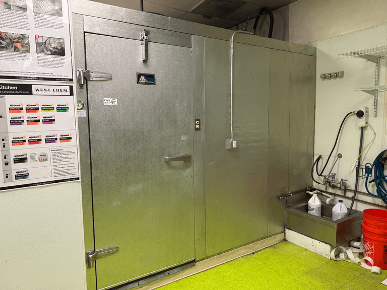 Amerikooler Walk-In Cooler with Floor, Condenser and Compressor, 7'8"H x 9'4"L x 7'10"D
