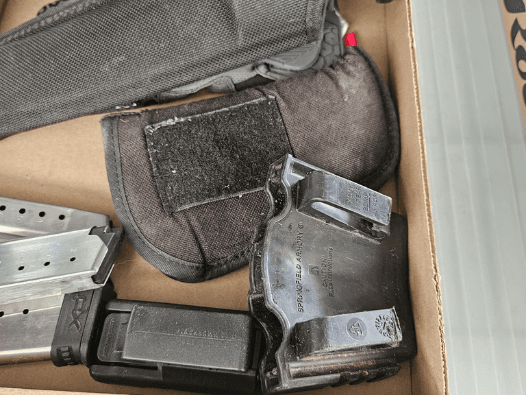 Holsters, Magazine Pouches, Magazines and Hard Case - Roller Auctions
