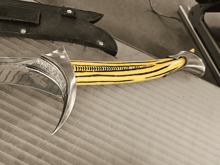 Fantasy Edge Decorative Sword With Ornate Guard And Handle - Roller Auctions