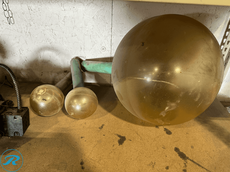 Shelf of Assorted Lights - Roller Auctions