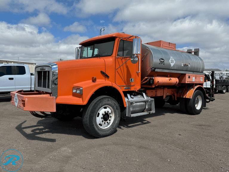 2000  Freightliner  RWD  S/A Asphalt Distributor Truck