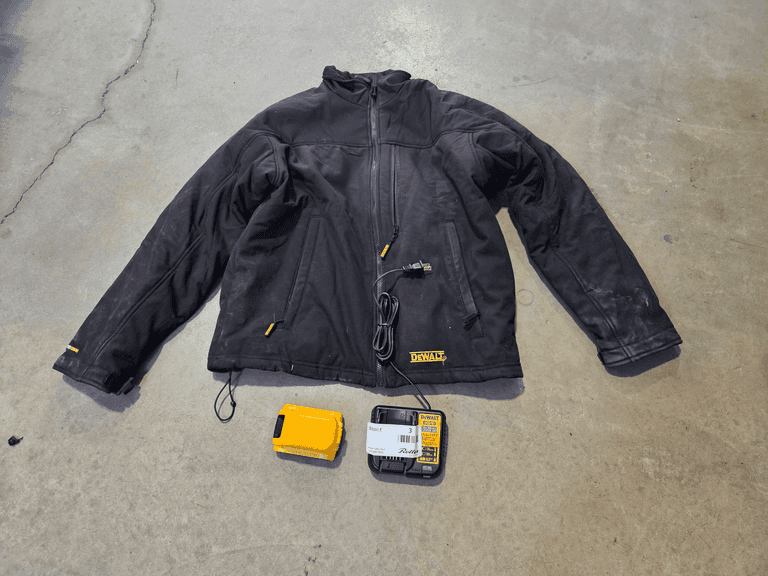 DeWalt XR Lithium Ion Heated Jacket With Battery and DCB107 Charger, Large, Electric