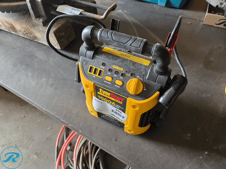 EverStart MAXX 1000 Peak Amp Battery Jump Starter