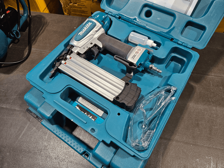 (2) Makita AF506, AF601 Pneumatic Nailers With Cases - Roller Auctions