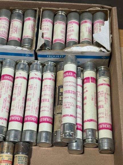 Tray of Assorted Gould and Miscellaneous Fuses - Roller Auctions