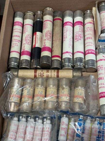 Tray of Assorted Gould and Miscellaneous Fuses - Roller Auctions
