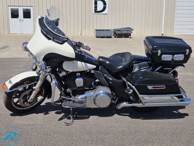 2014  Harley-Davidson  FLHTP Electra Glide   Police Edition  RWD  Motorcycle - Roller Auctions