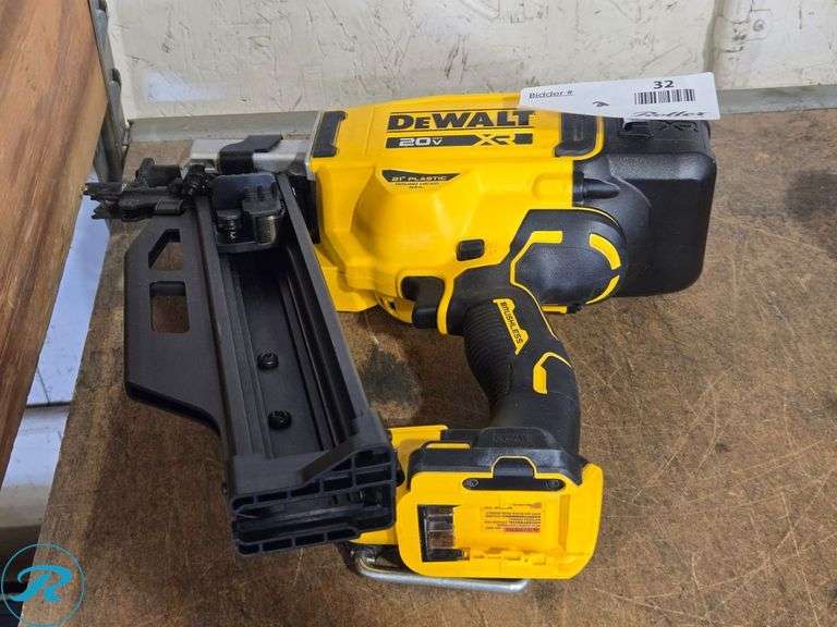 (2) Dewalt DCN920, DCN662 Cordless Nailers, 20V - Roller Auctions