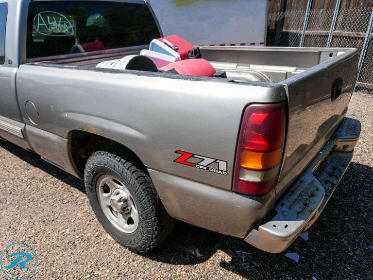 2000 Chevrolet Silverado 1500 LS RWD - Roller Auctions