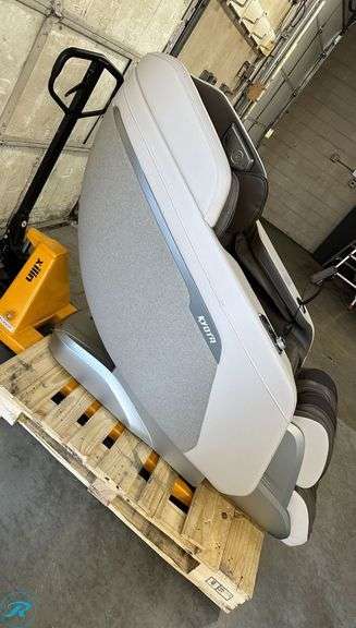 Kyota Kiyomi M698 Zero Gravity 4D Massage Chair with Tablet $2999 Retail - Like New/Scratchers/Scuffs - Roller Auctions