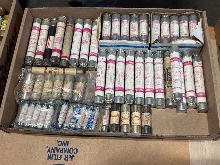 Tray of Assorted Gould and Miscellaneous Fuses - Roller Auctions