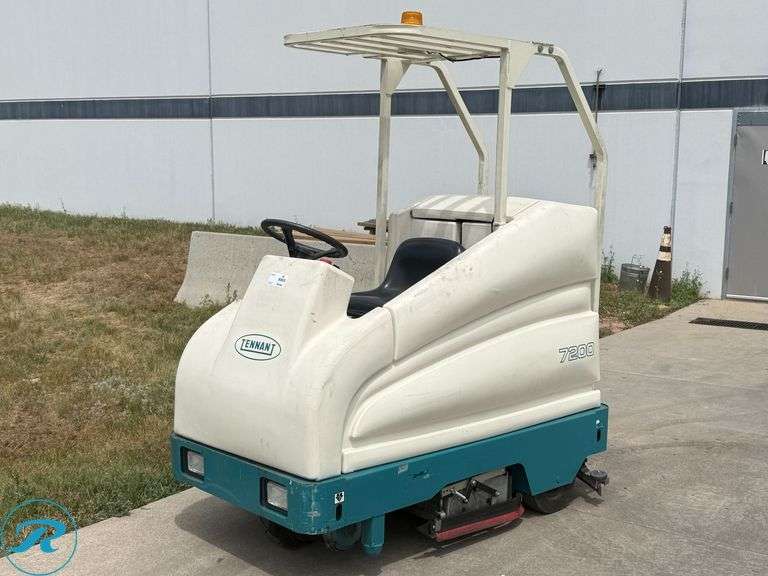 Tennant 7200 Ride-On Industrial Floor Scrubber with Battery Charger, 288 Hours