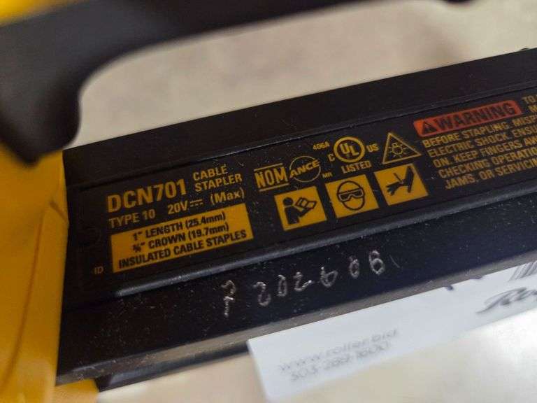 (2) Dewalt DCN701 20V Cable Staplers, 1 Inch Length, 3/4 Inch Crown - Roller Auctions