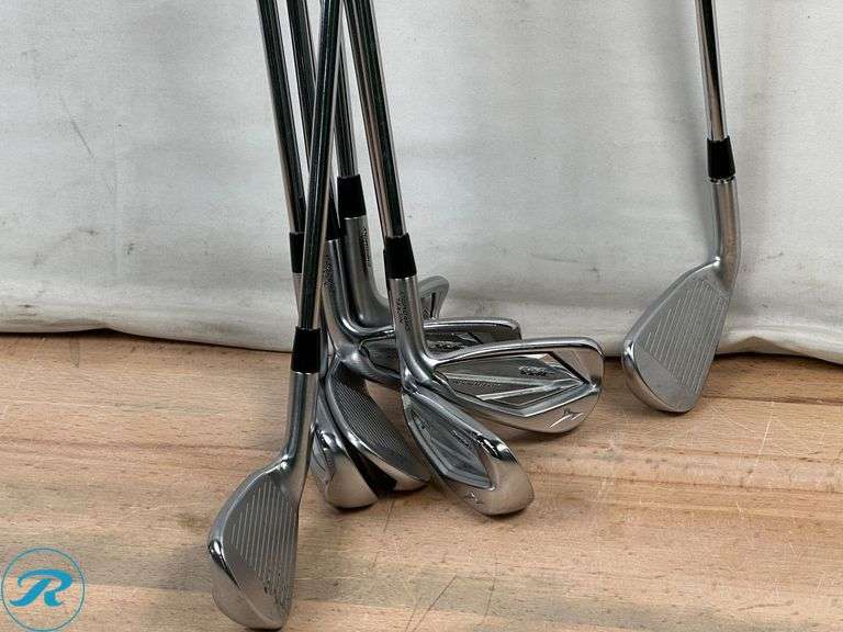 Mizuno: JPX 923 Hot Metal Irons 8-piece Set - Right Handed- Used - Roller Auctions