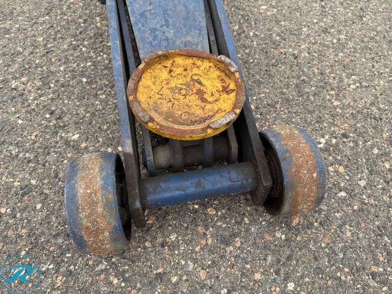 NAPA Pneumatic Floor Jack - Roller Auctions