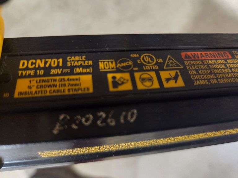 (2) Dewalt DCN701 20V Cable Staplers, 1 Inch Length, 3/4 Inch Crown - Roller Auctions