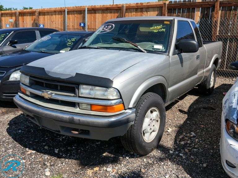 2002 Chevrolet S10 LS 4WD