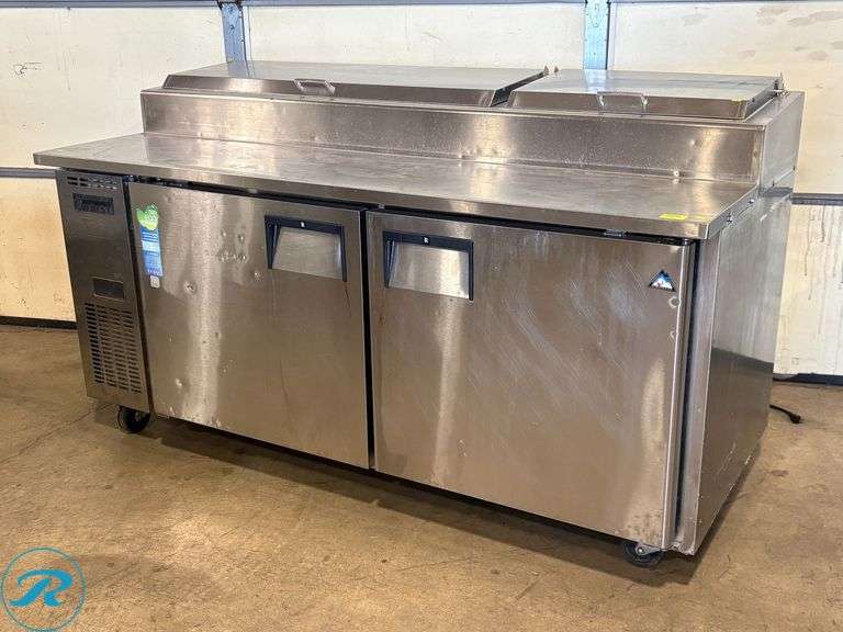 Everest EPPR2 2-Door Refrigerated Pizza Prep Table with Casters