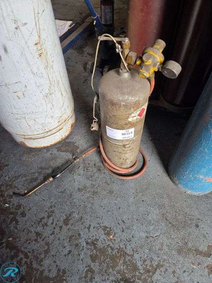 (1) Linde Acetylene Cylinder with Regulator and Torch Assembly