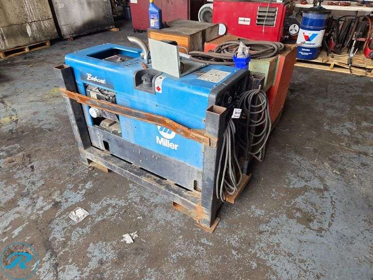 Miller Bobcat 225 NT Multiprocess Welder Generator with Onan P216G-L/11519H Gas Engine