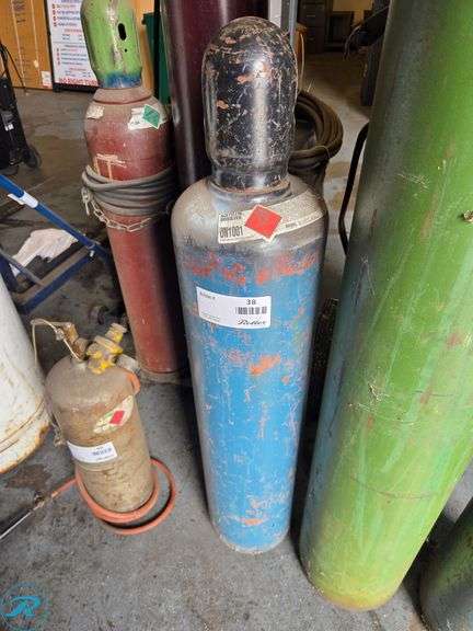 (1) Acetylene Cylinder, Model MD409, UN1001, Flammable Gas