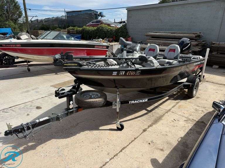 Tracker  4769 Super V   Guide Boat