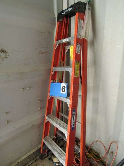 LOT, (1) 6' LADDER, (2) 8' LADDERS, (1) 10' LADDER, (1) SINGLE 8' LADDER AND (1) EXTENSION LADDER 24'