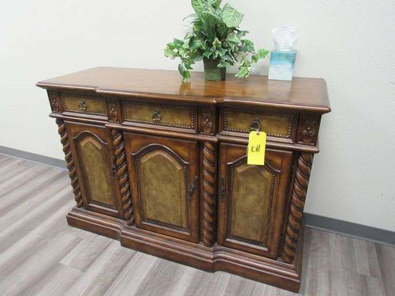 LOT, LOCATED IN WOMEN'S RESTROOM INCLUDING DECORATIVE CABINET AND (2) PIECES OF DÉCOR