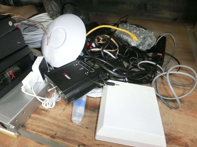 LOT, ASSORTED ELECTRONITCS INCLUDING FOSI AMPLIFIERS HI BOOST, PYLE SPEAKER SELECTOR, WIRELESS MOUSE AND MORE AS SHOWN