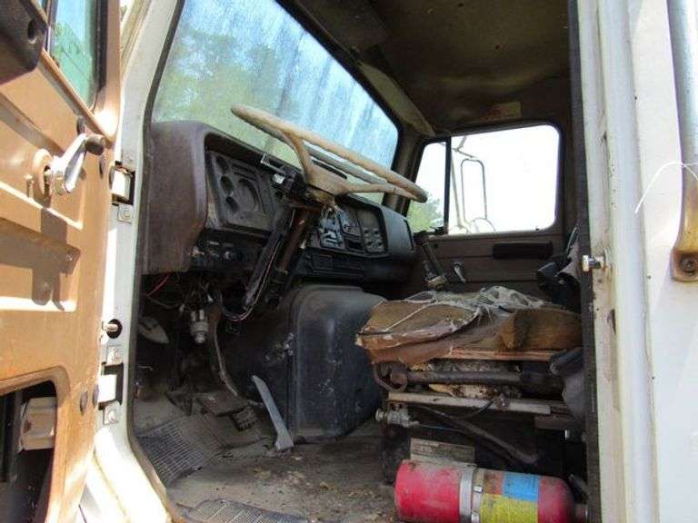 1986 TRACTOR TRUCK, INTERNATIONAL, VIN 1HSITG4N0GHA39416, 5TH WHEEL *NO KEY - CONDITION UNKNOWN* *Located Outside*