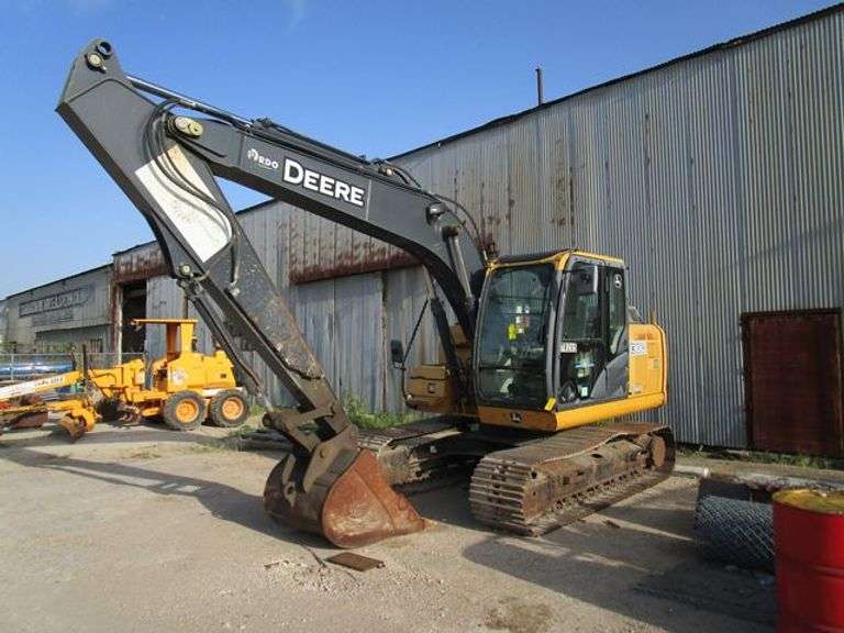 JOHN DEERE 130G EXCAVATOR ID 1FF130GXPDE040372 WITH STRICKLAND 42" BUCKET, ENCLOSED CAB WITH AC, STARTS AND OPERATES AS OF 8/12, HOURS READ 2544