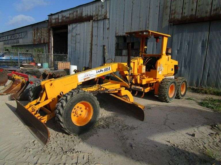 2007 LEEBOY 685B MOTOR GRADER S/N 47010, MOTOR #33413655, HYDROSTATIC DRIVE, STARTS AND OPERATES AS OF 8/12