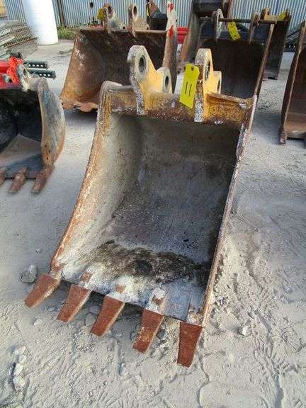 JOHN DEERE 24" BUCKET