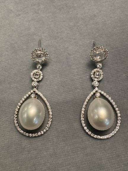 LADIES 18 KARAT WHITE BLACK GOLD DROP PEARL EARRINGS WITH 152 DIAMONDS
