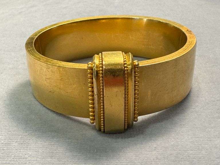 15 KARAT YELLOW GOLD VICTORIAN FOLD IA PHOTO LOCKET BANGLE