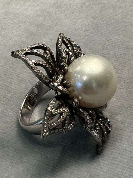 LADIES 18 KARAT WHITE BLACK GOLD RING WITH PAVE DIAMONDS AND CENTERED WHITE PEARL