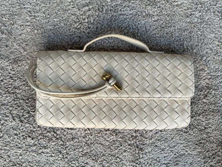 UNMARKED WOVEN BEIGE CLUTCH PURSE