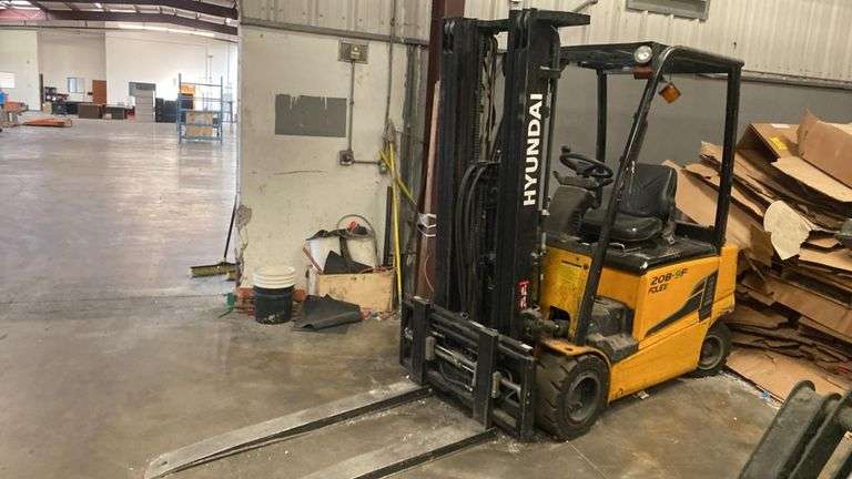 Hyundai 20B-9F Electric Forklift, 4,409 lbs Capacity, Battery Powered