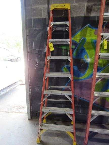 WERNER 8' FIBERGLASS STEP LADDER MDL 6208