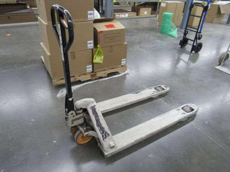 CROWN 5,000 LB PALLET TRUCK