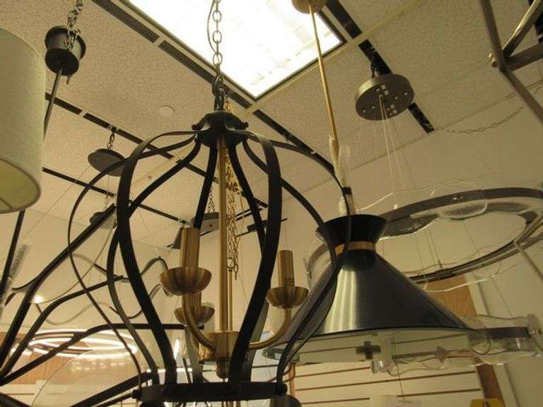 CHANDELIER OR PENDANT AS SHOWN * REFER TO PHOTOS * BUYER RESPONSIBLE FOR REMOVAL - BRING TOOLS AND LADDER AS ITEMS ARE CEILING MOUNTED 12'-14' CEILING HEIGHT*