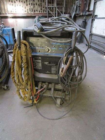 MILLER SYNCROWAVE 250 DX WELDER S/N MC040026L WITH LEADS AND FOOT SWITCH, PORTABLE AND WITH WATERMATE 1A COLLING SYSTEM, W/LEADS & FOOT SWITCH, PORTABLE