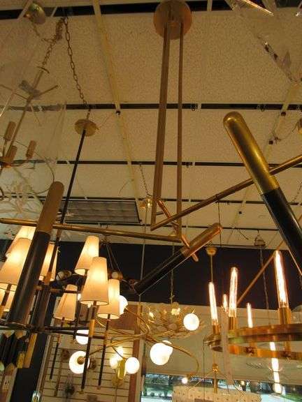 CHANDELIER OR PENDANT AS SHOWN * REFER TO PHOTOS * BUYER RESPONSIBLE FOR REMOVAL - BRING TOOLS AND LADDER AS ITEMS ARE CEILING MOUNTED 12'-14' CEILING HEIGHT*