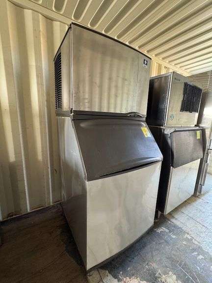 MANITOWOC ICE MAKER MODEL SD0452A W/ STORAGE BIN MODEL B570