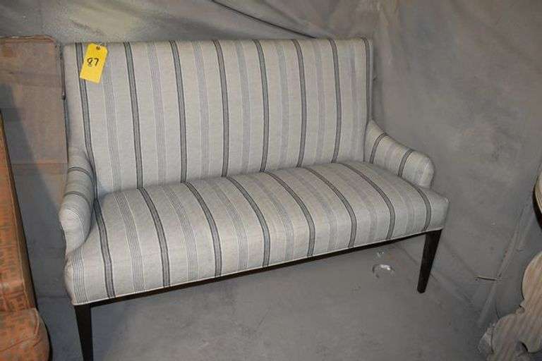 TAYLOR MADE DINING BANQUETTE WITH UPHOLSTERY
