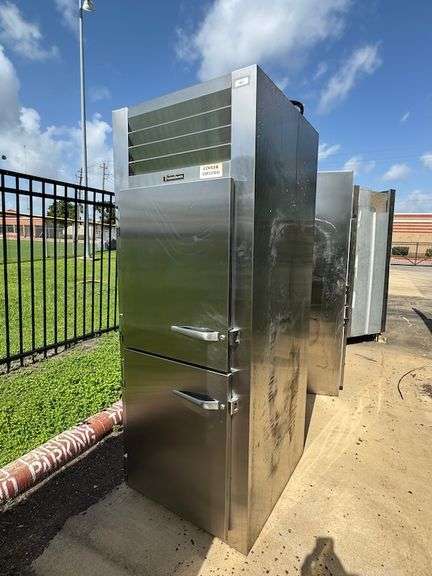 TRAULSEN & CO. STAINLESS STEEL COMMERCIAL REFRIGERATOR MODEL RHT132PUT - PLEASE NOTE: UPPER DOOR WILL NOT CLOSE / SEAL PROPERLY