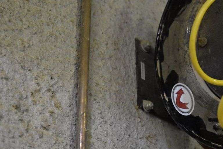 REEL WORKS AIR HOSE REEL *BOLTED TO CEILING - BUYER WILL NEED TOOLS AND LADDER TO REMOVE FROM THE CEILING TRUSS* (sold x the money)