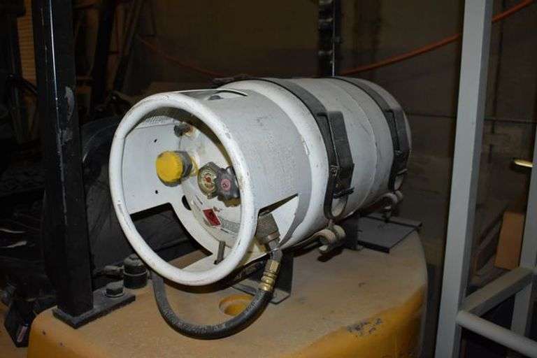 YALE FORKLIFT MDL GTCO50RDNUAE083 S/N 485301 HOUR METER IS UNREADABLE (SEE PHOTO) 190" LIFT HEIGHT, LIFT, TILT, SIDE SHIFT, SOLID TIRES, PROPANE FUELED *STARTS AND RUNS*  (DELAYED PICKUP)